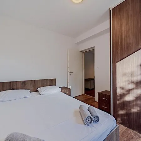 아파트 2 Bedroom Beautiful In Žuljana