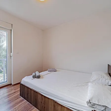 2 Bedroom Beautiful In Žuljana
